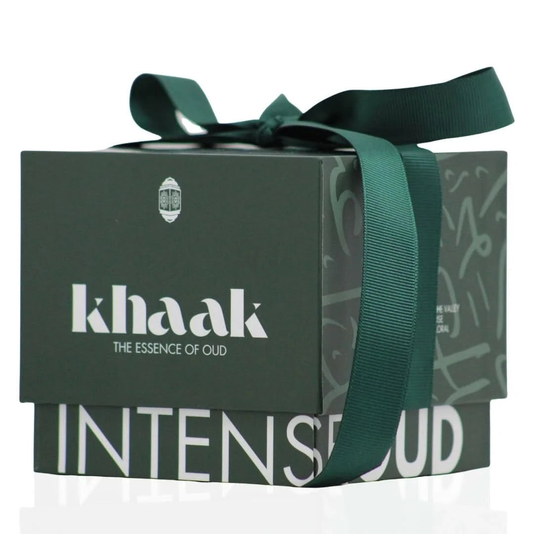 Intense Oud Khaak scented candle with driftwood, lily of the valley, and rose notes in a elegant glass holder.