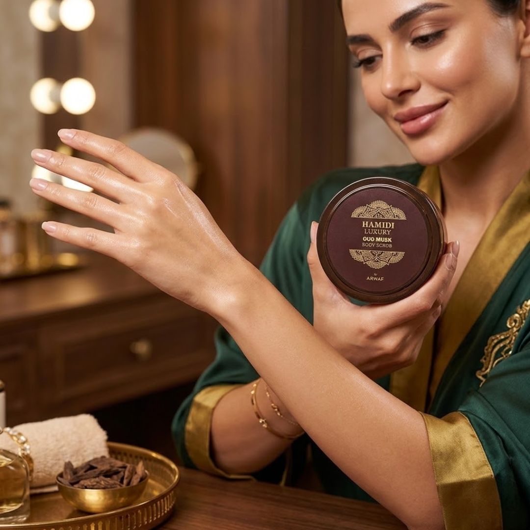 Hamidi Luxury Oud Musk Body Scrub in 250ml jar, creamy texture with Oud and Musk scent, ready for exfoliation and skin renewal.
